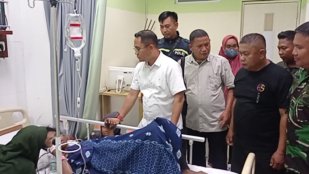 BESUK : Wakil Bupati Sigi, Samuel Yansen Pongi saat menjenguk korban tembak oknum TNI AU di Rumah Sakit Samaritan Palu. (IST)