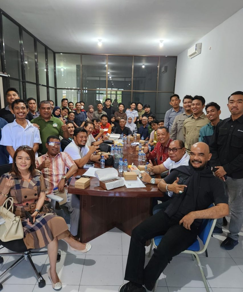 PERDANA: Ketua Aspeta Sulteng foto bersama para pengurus lainnya.